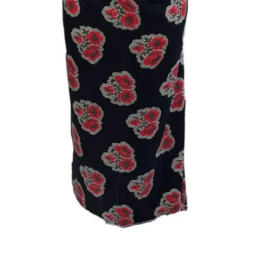 Tessuto in raso di seta alta moda Made in Italy con rose rosse su sfondo nero mannequin 2