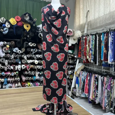 Tessuto in raso di seta alta moda Made in Italy con rose rosse su sfondo nero mannequin 3