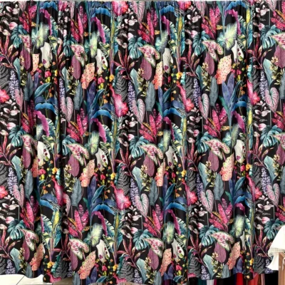 Velluto rasato da arredamento fantasia a fiori su sfondo nero 1