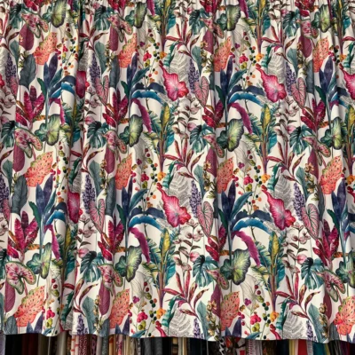 Velluto rasato da arredamento fantasia a fiori su sfondo nero 9