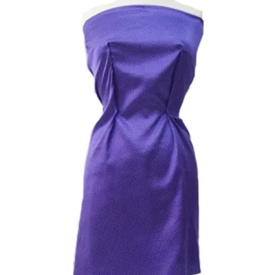 Tessuto in raso di seta lucido blu a pois bianchi mannequin 1