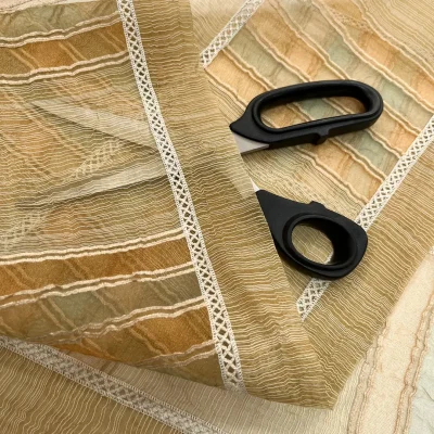 tessuto per tende a vetro fantasia a righe e quadri orlato a giorno (5)