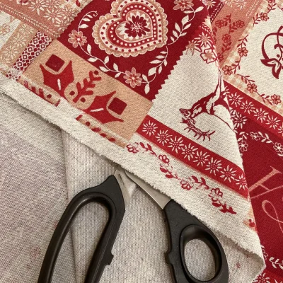 Tessuto natalizio cotone altezza doppia al metro fantasia rossa con cuori scritte e renne (1)