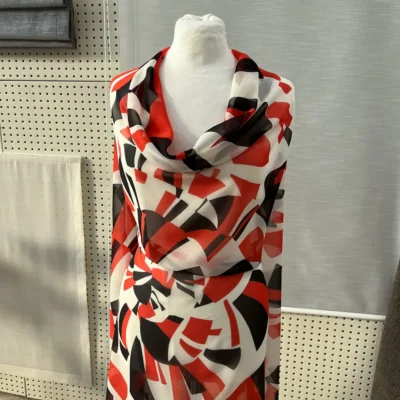 Voile di seta fantasia astratta arancione e nero su sfondo bianco - Alt.140 cm 1