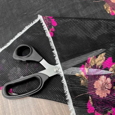 Chiffon di seta fantasia floreale con righe bianche 2