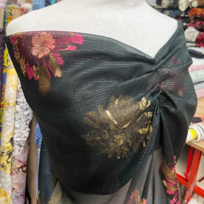 Chiffon di seta fantasia floreale con righe bianche manniquin 7