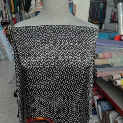 Raso di pura seta Made in Italy a fantasia astratta 1