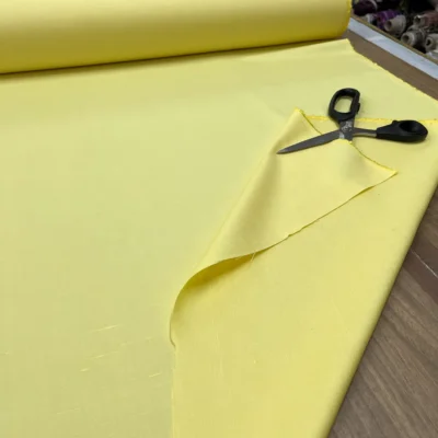 Seta pura naturale giallo chiaro Made in Italy 3