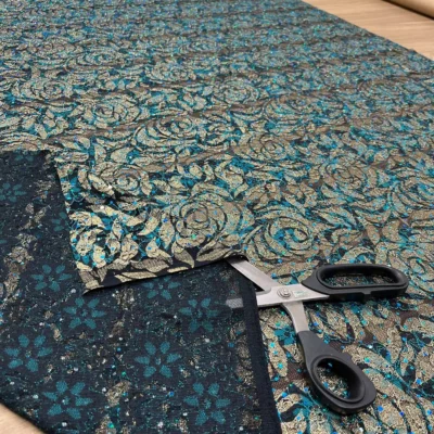 Pizzo elasticizzato dorato e ottanio con punti luce 3