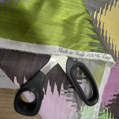 Raso di pura Seta Made in Italy con fantasia astratta 1