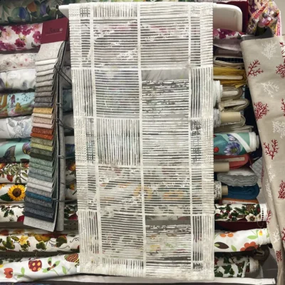 Tenda a vetro in devorè con fantasia geometrica a righe 8