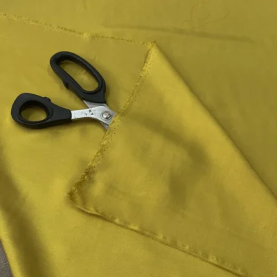 Twill in 100% Seta color senape tendente al verde 3