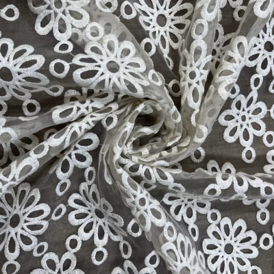 Pizzo Ricamato base Organza con motivo floreale color avorio (5)