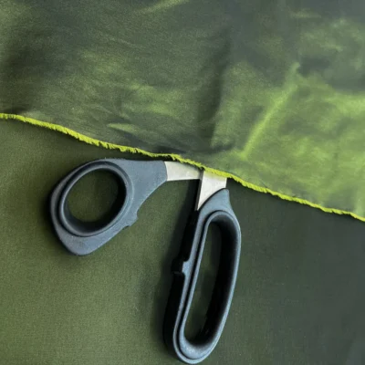 Taffet&agrave; cangiante color nero-verde oliva scuro (1)