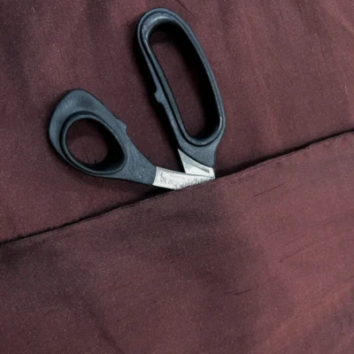 Tessuto in taffetà shantung di seta di marrone cioccolata (2)