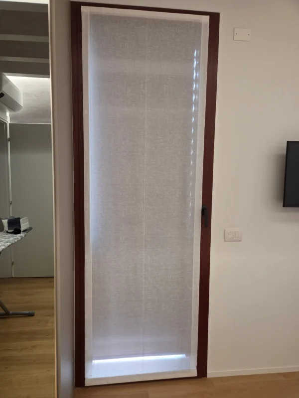 i-nostri-lavori-tenda-a-vetro-porta-finestra
