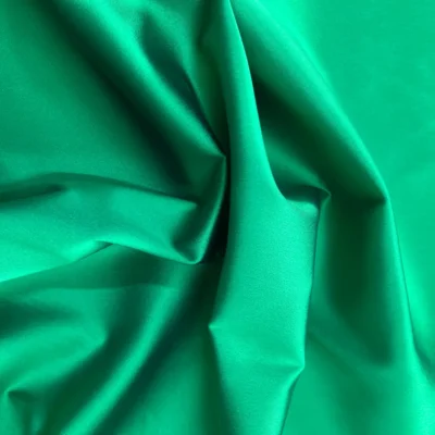 raso sintetico leggermente elasticizzato color verde smeraldo (4)
