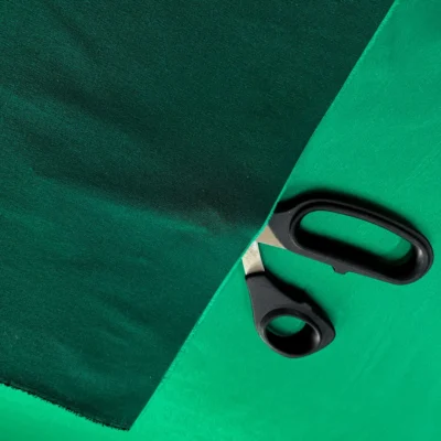 raso sintetico leggermente elasticizzato color verde smeraldo