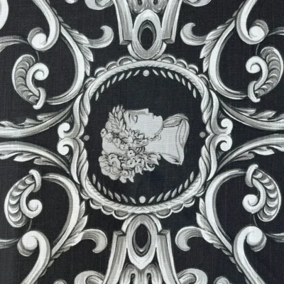 tessuto in puro cotone con stampa ghirigori e figure mitologiche (