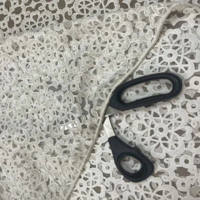 Tenda in pizzo avorio tono su tono (2)