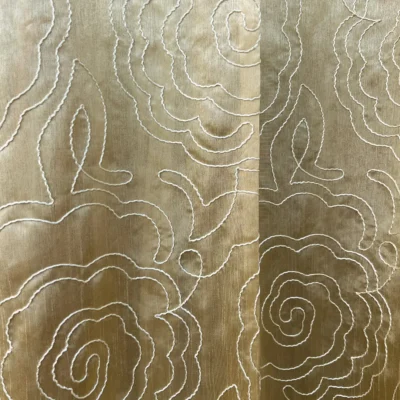 tenda taffet&agrave; dorato ricamo floreale bianco 1