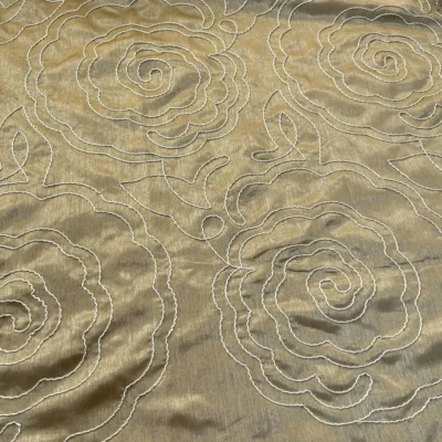 tenda taffet&agrave; dorato ricamo floreale bianco 3