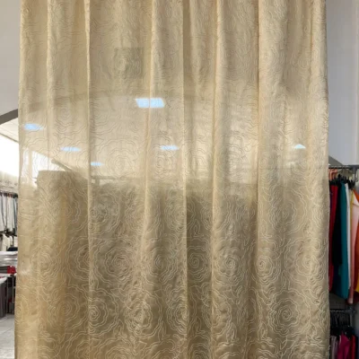 tenda taffet&agrave; dorato ricamo floreale bianco