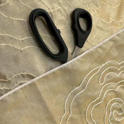 tenda taffet&agrave; dorato ricamo floreale bianco 6