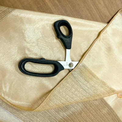 Elegante Taffet&agrave; Fiammato Oro con Motivi Floreali Brillanti (1)