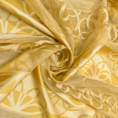 Tendaggio in Organza Dorata con Motivi Circolari (1)