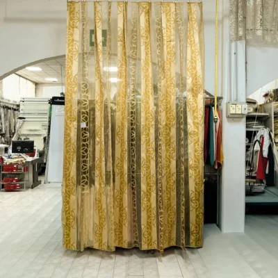 Tendaggio in Organza Dorata con Motivi Circolari (2)