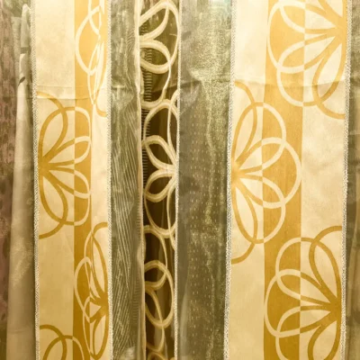 Tendaggio in Organza Dorata con Motivi Circolari (5)