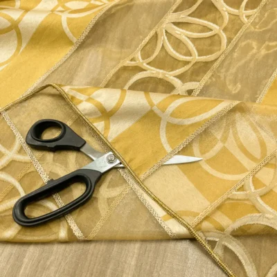 Tendaggio in Organza Dorata con Motivi Circolari (7)