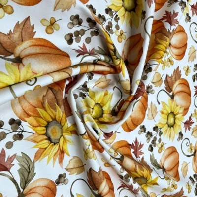 Stoffa per tovaglie festive su fondo chiaro con zucche e girasoli (1)