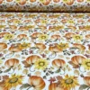 Stoffa per tovaglie festive su fondo chiaro con zucche e girasoli (3)