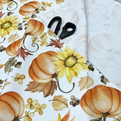 Stoffa per tovaglie festive su fondo chiaro con zucche e girasoli (4)