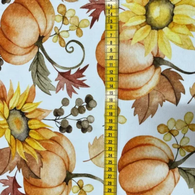 Stoffa per tovaglie festive su fondo chiaro con zucche e girasoli (5)
