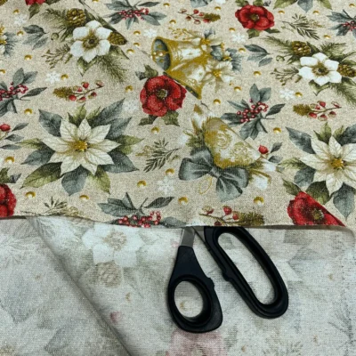 Tessuto per tovaglie con Stelle di Natale, Oro e Verdi Rametti (5)