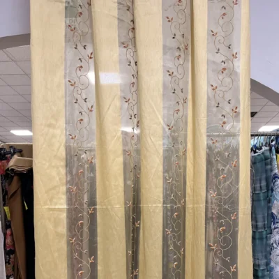 Tendaggio misto taffet&agrave; e organza color dorato a bande alternate con ricamo foglie cinigliate a rilievo