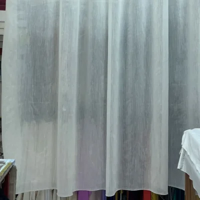 Tendaggio neutro elegante e uniforme