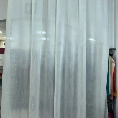 Tendaggio neutro elegante e uniforme