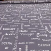 Tessuto per tovaglie grigio violaceo con scritte food in bianco
