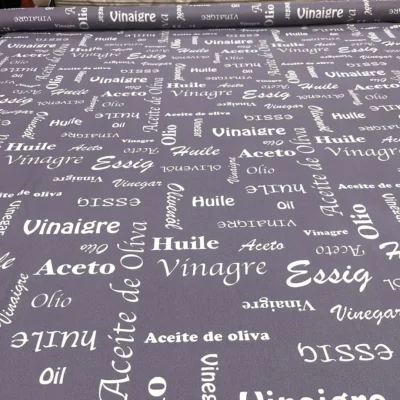 Tessuto per tovaglie grigio violaceo con scritte food in bianco