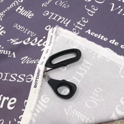 Tessuto per tovaglie grigio violaceo con scritte food in bianco