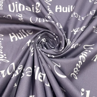 Tessuto per tovaglie grigio violaceo con scritte food in bianco