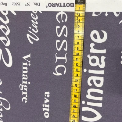 Tessuto per tovaglie grigio violaceo con scritte food in bianco