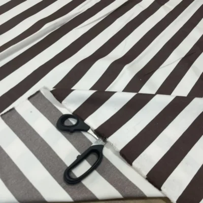 Tovaglia a Righe Bianco e Marrone in Tessuto Compatto