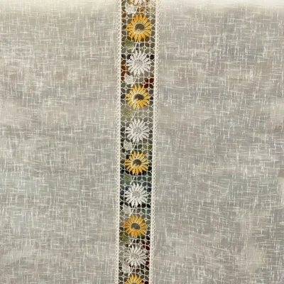 Primo piano ricamo girasole giallo su pizzo macram&egrave; traforato