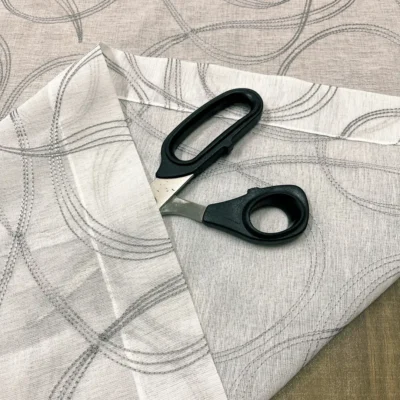 Tendina design moderno cerchi con forbici da sarta e campione tessuto