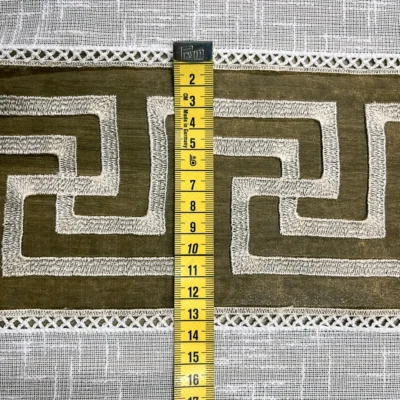 Tendina con motivo greco srotolata che mostra continuit&agrave; del meandro